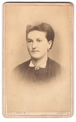 Fotografie D. F. Lubeck, Ansbach, Frau mit Ohrringen und Brosche
