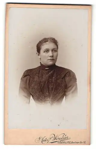 Fotografie Adolf Winkler, Goerlitz, Frau im schwarzen Kleid