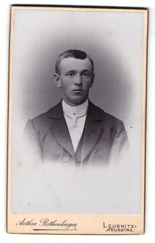 Fotografie Arthur Rothenberger, Leubnitz-Neuostra, Mann mit Stehkragen und weisser Krawatte