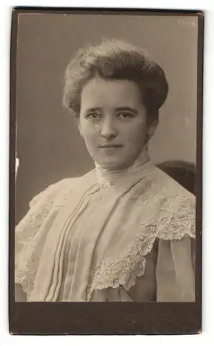 Fotografie Hahn, Dresden, Frau im weissen Kleid mit Rüschen