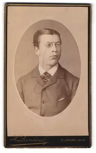 Fotografie H. Leonhard, St. Johann / Saar, Mann mit Brille und Mittelscheitel