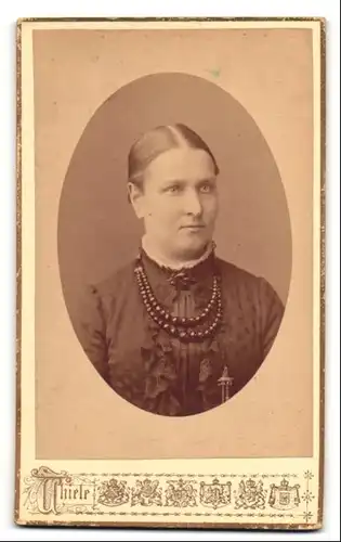 Fotografie Hugo Thiele, Frankfurt a / M., Portrait bürgerliche Dame mit zurückgebundenem Haar u. Halskette