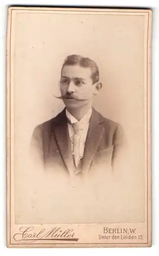 Fotografie Carl Müller, Berlin-W., Portrait bürgerlicher Herr mit Zwirbelbart u. Krawatte im Anzug