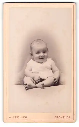 Fotografie W.Breiner, Gronau a / L., Portrait niedliches Baby im weissen Hemd auf Sessel sitzend