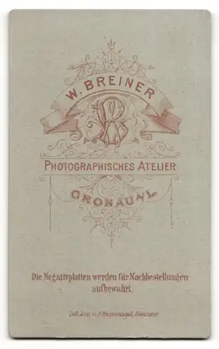 Fotografie W.Breiner, Gronau a / L., Portrait niedliches Baby im weissen Hemd auf Sessel sitzend