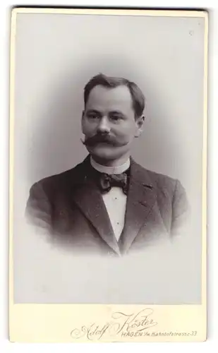 Fotografie Adolf Köster, Hagen i/W, Portrait Herr mit bewerkenswertem Schnauzbart