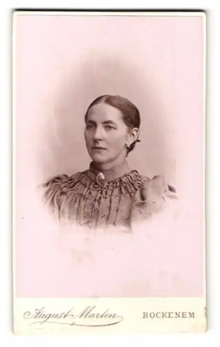 Fotografie August Marten, Bockenem, Portrait Frau mit zusammengebundenem Haar