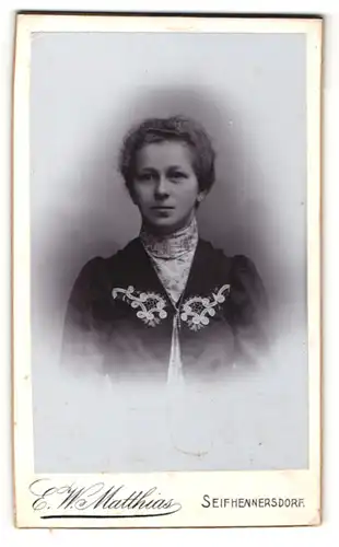 Fotografie E. W. Matthias, Seifhennersdorf, Portrait Dame mit zusammengebundenem Haar
