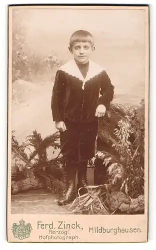 Fotografie Ferd. Zinck, Hildburghausen, Portrait Knabe in zeitgenöss. Kleidung