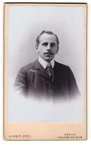 Fotografie Wilhelm Stein, Berlin, Portrait Mann mit Oberlippenbart und zurückgekämmtem Haar