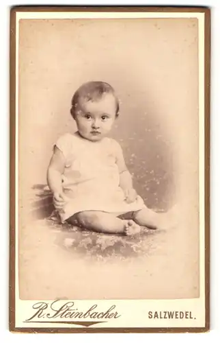 Fotografie R. Steinbacher, Salzwedel, Portrait Säugling in Leibchen