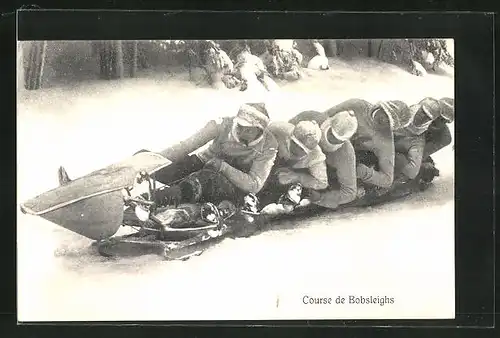 AK Bobschlitten mit sechs Männer im Schnee legen sich in Kurve