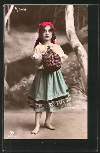 Foto-AK RPH Nr. S-942 /6: Mignon, Kleines Mädchen mit Kopftuch und Bündel faltet die Hände