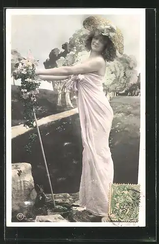 Foto-AK RPH: Junge Dame mit Hut und Blumen vor einem Graben