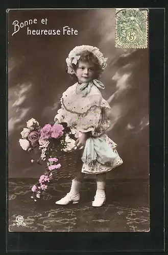Foto-AK RPH Nr. S-955 / 5: niedliches Mädchen im wunderschönen Kleid mit Blumenkorb