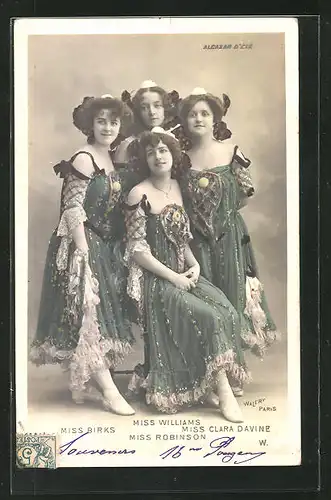 Foto-AK Walery, Paris: Alcazar d`Ete, Miss Birks, Miss Williams, Miss Clara Davine mit Hüten in bunten Kleidern