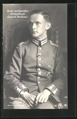 Foto-AK Sanke Nr. 390: Leutnant Baldamus in Uniform mit EK I und Flugzeugführerabzeichen