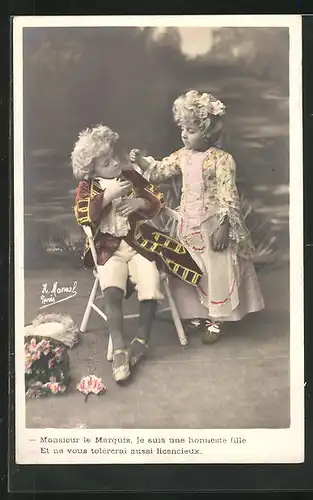 Foto-AK Henri Manuel: kleines Mädchen in Kostüm und junge als Marquis verkleidet mit kurzen Hosen