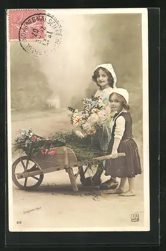 Foto-AK Sazerac: Zwei kleine Mädchen mit Hauben und einem Blumenwagen