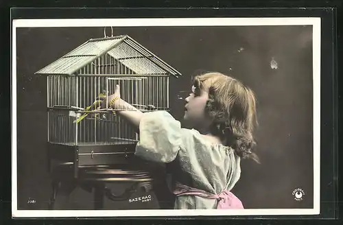 Foto-AK Sazerac: kleines Mädchen am Vogelkäfig