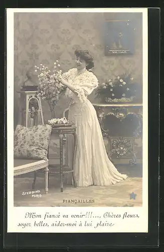 Foto-AK Stebbing: Fiancailles, Frau steht vor einer Blumenvase