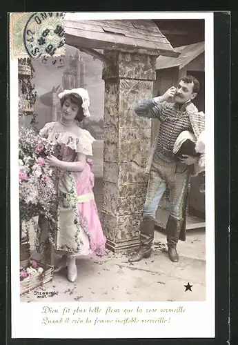 Foto-AK Stebbing: Junger Mann in Husarenuniform beobachtet das Mädchen, das verträumt die Blumen arrangiert