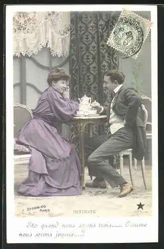 Foto-AK Stebbing: Intimite, Ehepaar in eleganter Kleidung am Kaffeetisch sitzend