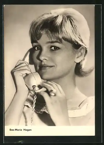 AK Eva-Maria Hagen, Portrait der Schauspielerin am Telefon
