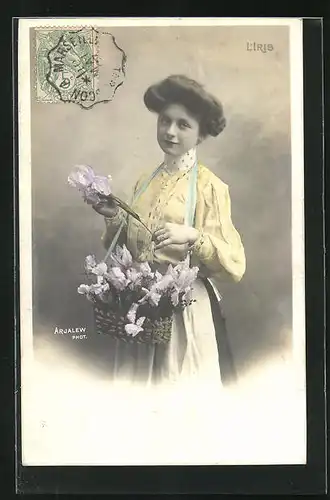 Foto-AK Arjalew: Blumenmädchen verkauft Irisblüten