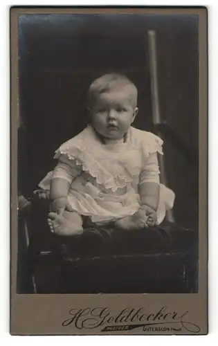 Fotografie H. Goldbecker, Gütersloh, kleines Kind mit Spitzenkragen