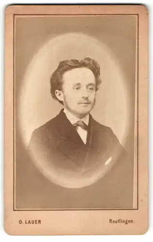 Fotografie O. Lauer, Reutlingen, Portrait charmanter Herr mit zurückgekämmtem Haar und Fliege