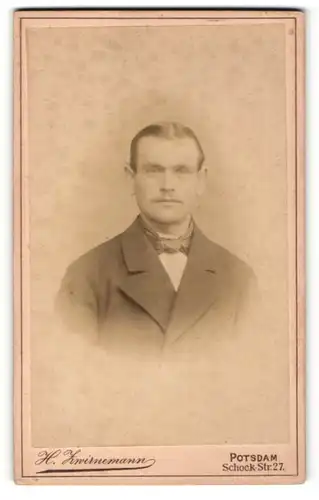 Fotografie H. Zwirnemann, Potsdam, Portrait junger Mann mit charmantem Blick und Fliege im Anzug