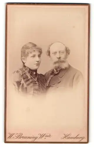 Fotografie W. Breuning, Hamburg, Portrait wunderschönes Paar in eleganter Kleidung