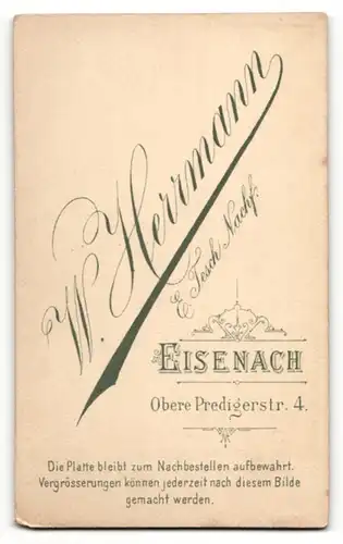Fotografie W. Herrmann, Eisenach, kleines blondes Mädchen mit Rüschenkleid und Eimerchen