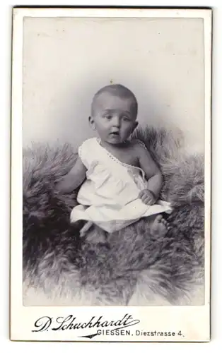 Fotografie D. Schuhhardt, Giessen, Baby in Hemdchen mit nackten Beinen