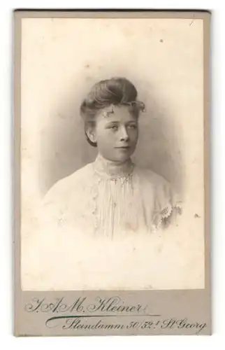 Fotografie J. A. M. Kleiner, St. Georg, Portrait junge Dame mit Hochsteckfrisur im Spitzenkleid