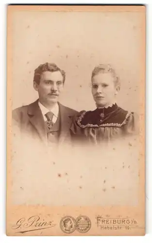 Fotografie G. Prinz, Freiburg i / B., Portrait bürgerliches Paar mit zeitgenöss. Frisuren in eleganter Kleidung
