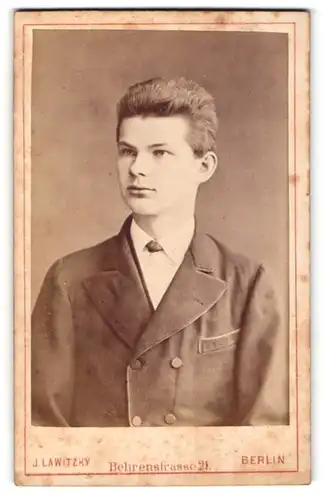 Fotografie J. Lawitzky, Berlin, Portrait junger Herr mit zurückgekämmten Haaren in zeitgenössischer Kleidung