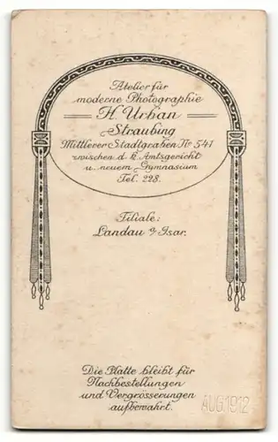 Fotografie Hans Urban, Straubing, Portrait charmanter Herr mit Seitenscheitel u. Krawatte im Anzug an Stuhl gelehnt