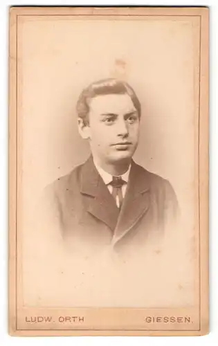 Fotografie Ludw. Orth, Giessen, Portrait junger Herr mit zurückgekämmtem Haar u. Krawatte in zeitgenöss. Kleidung