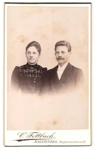 Fotografie C. Fettback, Salzwedel, Portrait bürgerliches Paar mit zeitgenössischen Frisuren in eleganter Kleidung