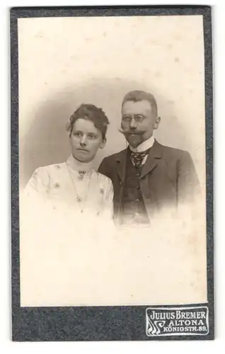 Fotografie Julius Bremer, Altona, Portrait bürgerliches Paar mit zeitgenöss. Frisuren in hübscher Kleidung