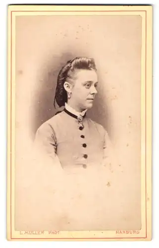 Fotografie L. Müller, Harburg, Portrait junge Dame mit zeitgenöss. Frisur u. Kragenbrosche in modischer Kleidung