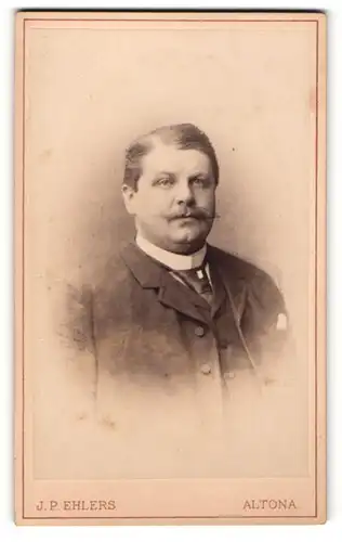 Fotografie J. P. Ehlers, Altona, Portrait bürgerlicher Herr mit Schnauzbart u. Krawatte im Anzug