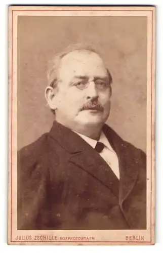 Fotografie Julius Zschille, Berlin, Portrait bürgerlicher Herr mit Zwicker u. Schnurrbart im Anzug