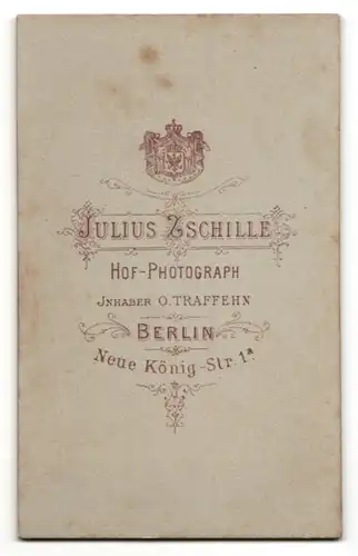 Fotografie Julius Zschille, Berlin, Portrait bürgerlicher Herr mit Zwicker u. Schnurrbart im Anzug