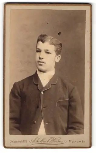 Fotografie Adalbert Werner, München, Portrait junger Herr mit Seitenscheitel u. Oberlippenbart in zeitgenöss. Kleidung