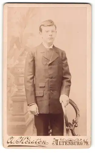 Fotografie A. Kersten, Altenburg, junger Mann in Jackett mit zwei Taschen und Kneifer