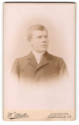 Fotografie W. Müller, Magdeburg, junger Mann in zugeknöpften Jackett