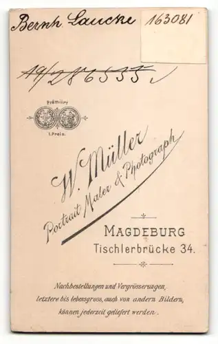 Fotografie W. Müller, Magdeburg, junger Mann in zugeknöpften Jackett